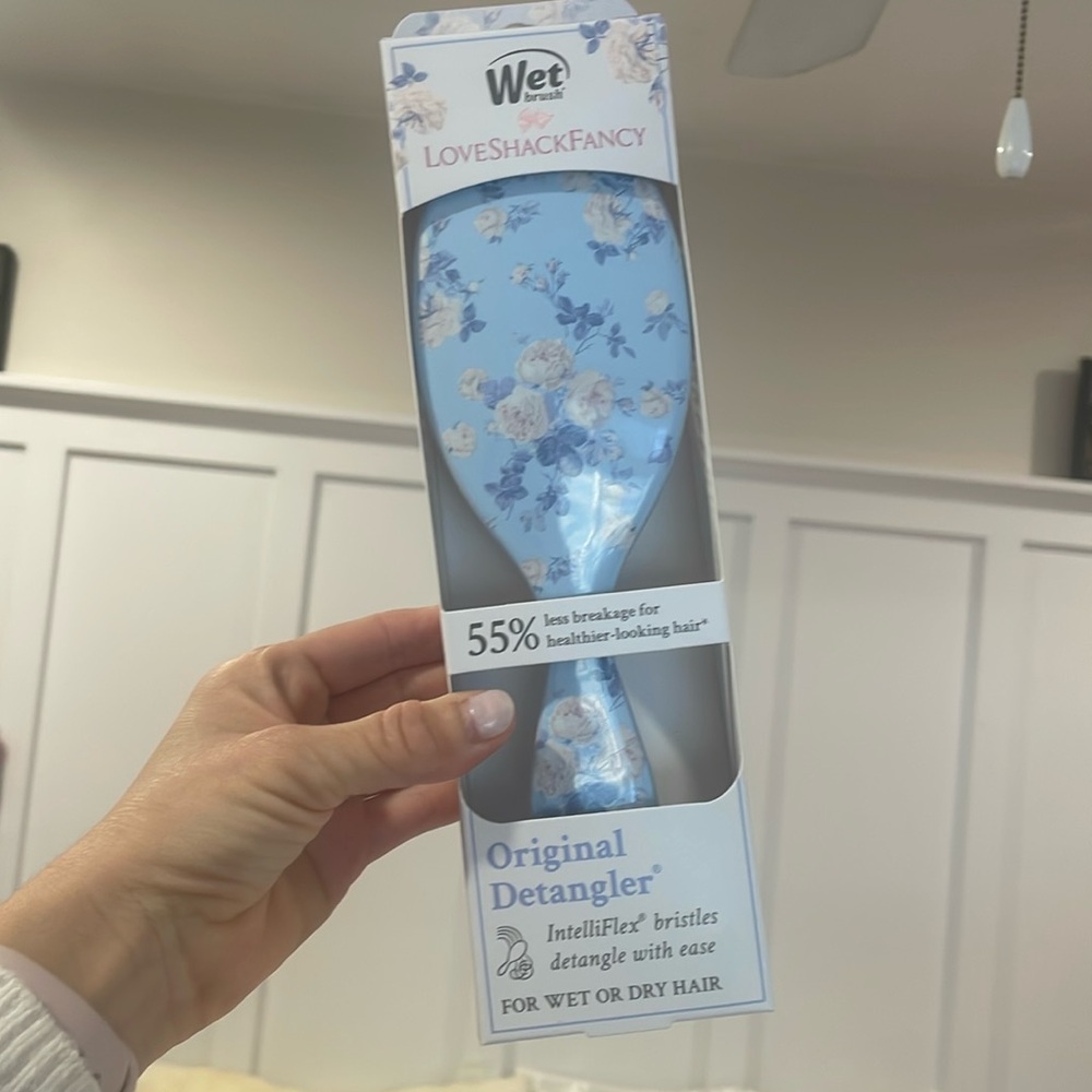 NWT - LoveShackFancy x Wet Brush - Original Detangler - Rosettes - Blue